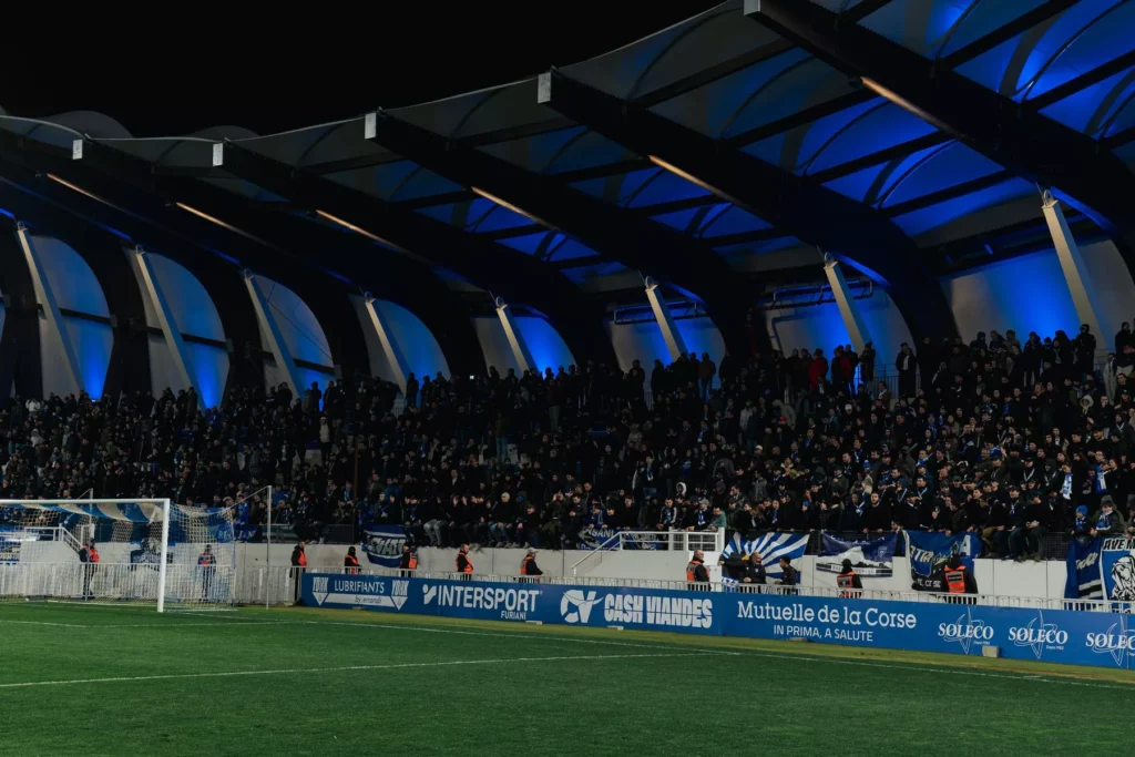 Vue des tribunes du stade Armand-Cesari un soir de match