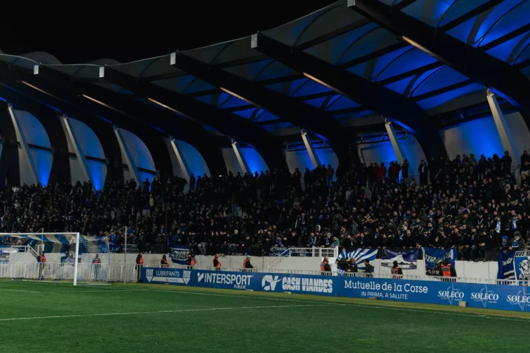 Vue des tribunes du stade Armand-Cesari un soir de match