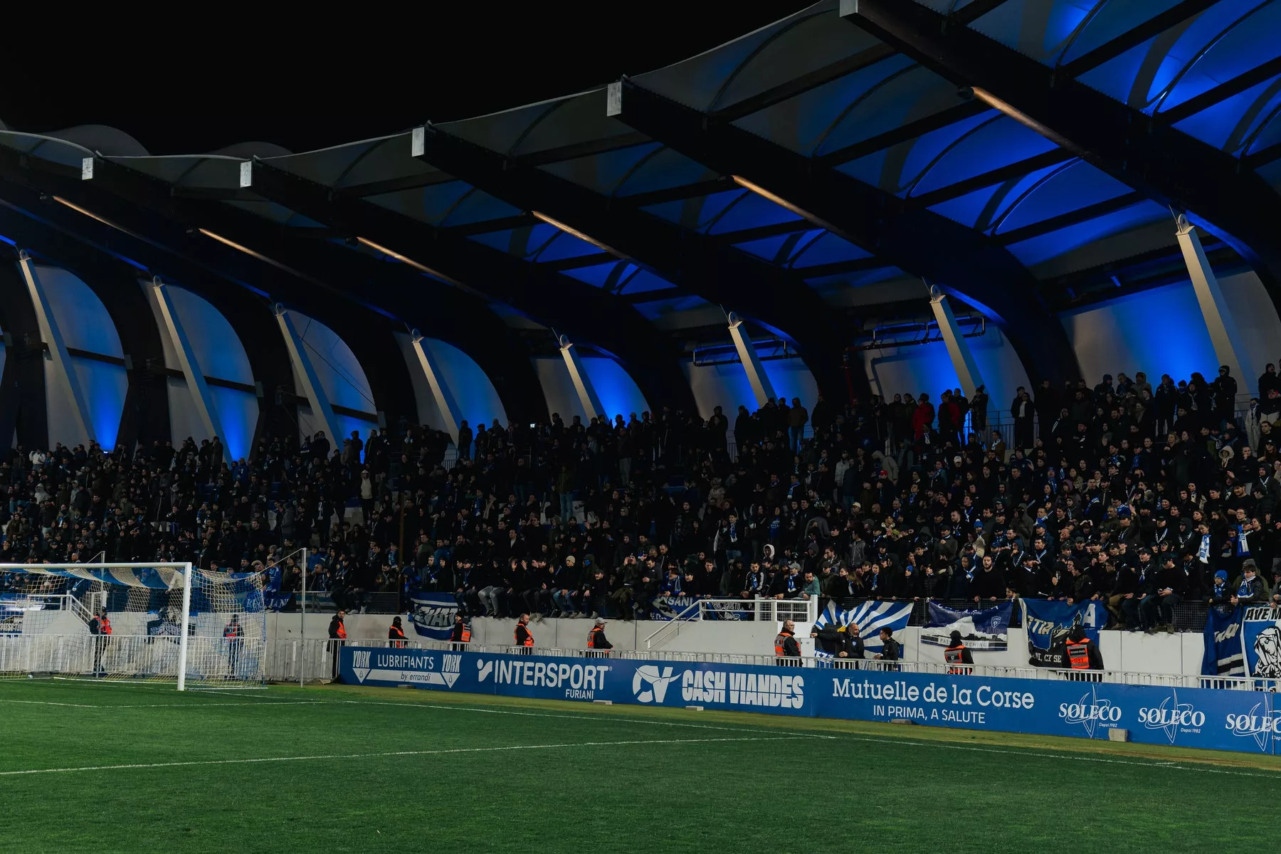 Vue des tribunes du stade Armand-Cesari un soir de match